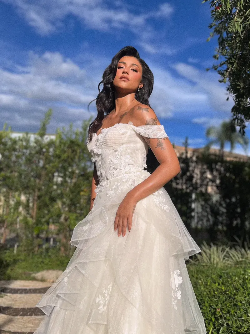 Noiva com vestido de renda em ensaio externo
