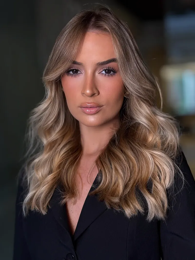 Cabelo loiro modelado com ondas e maquiagem glow