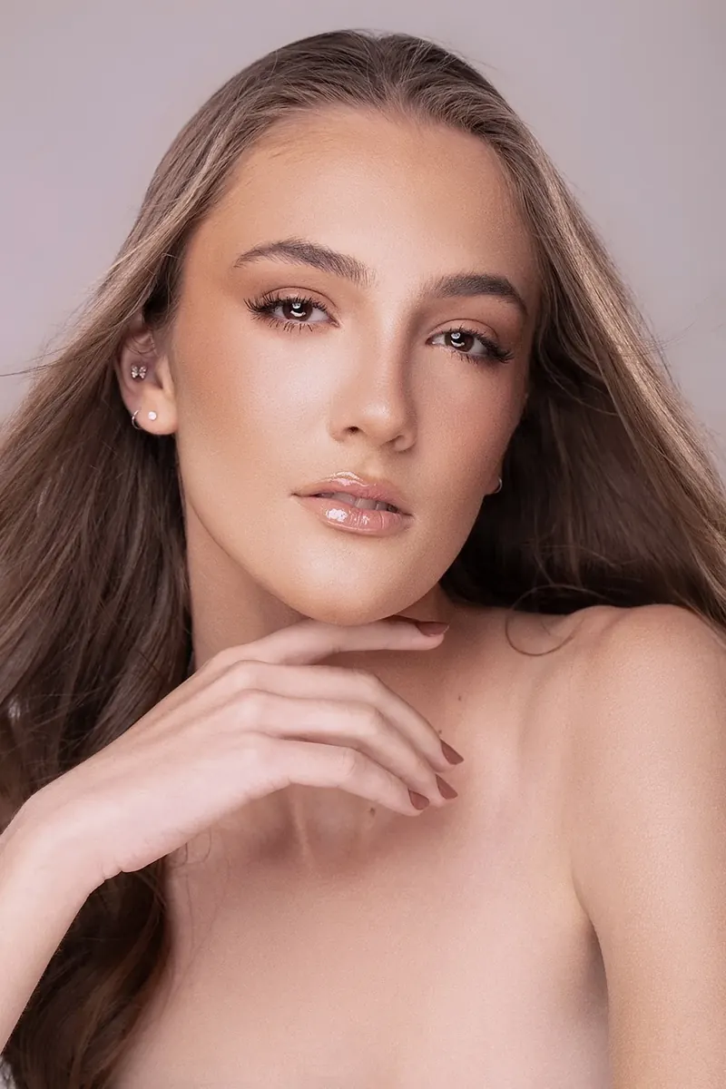 Maquiagem editorial com pele iluminada e acabamento natural