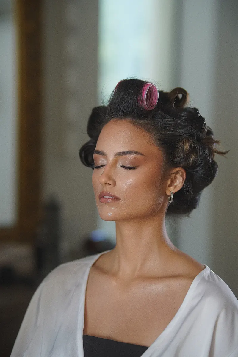 Bastidores de penteado de noiva com maquiagem finalizada