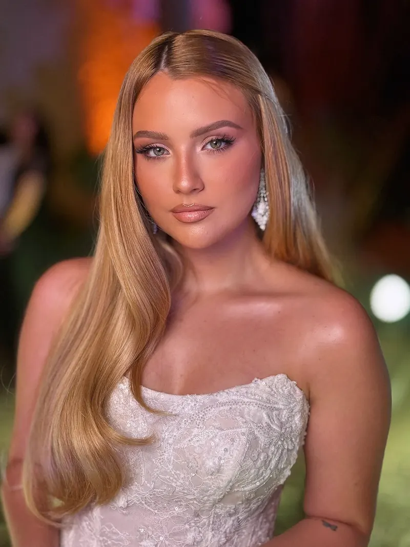 Noiva loira com penteado solto e maquiagem iluminada