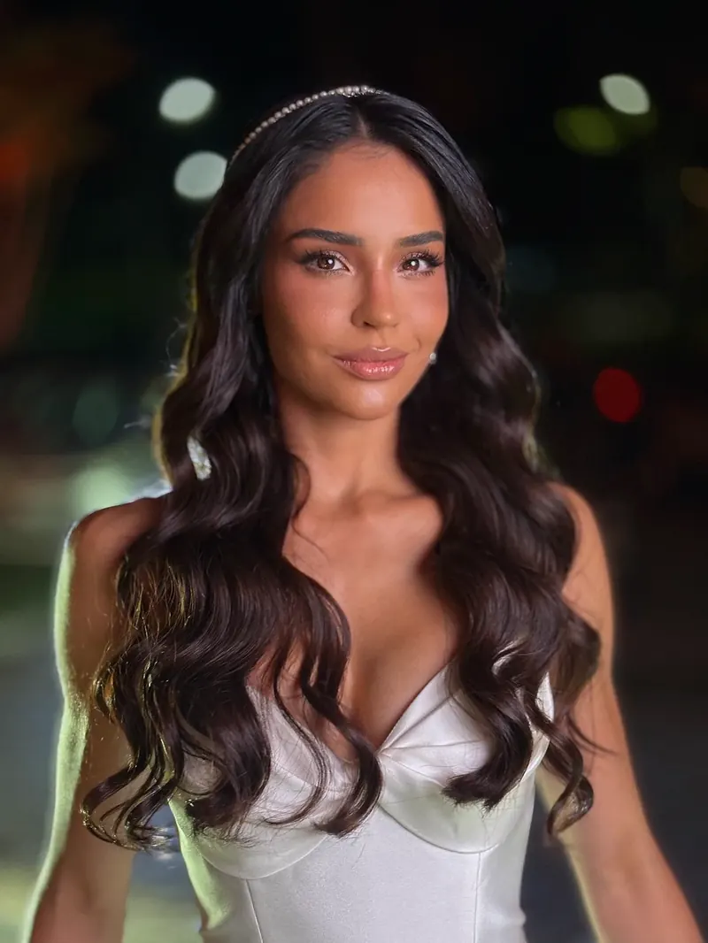 Cabelo longo com ondas e maquiagem para evento noturno