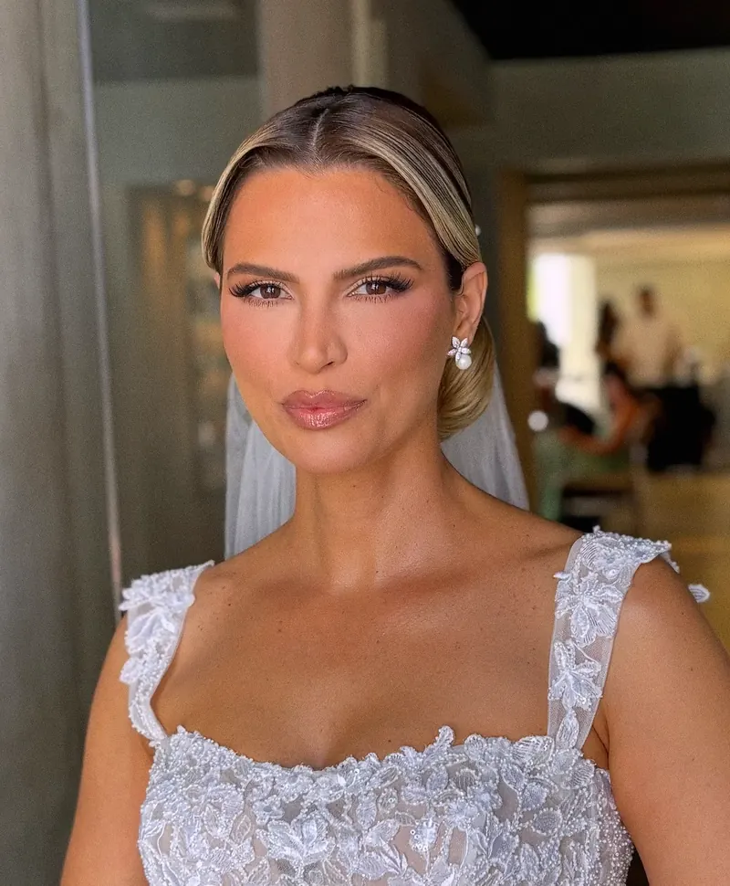 Noiva com penteado preso e vestido bordado