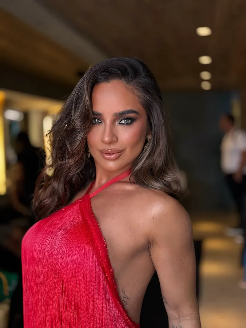 Maquiagem noturna para evento com vestido vermelho