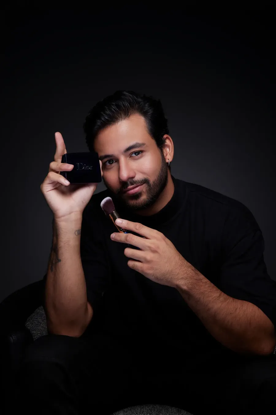 Marcos Ferrir com pincel e paleta de maquiagem